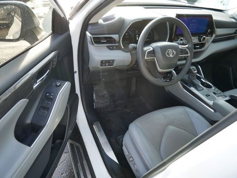 Used 2023 Toyota Highlander Limited image 10