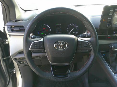 Used 2021 Toyota Sienna XSE image 19