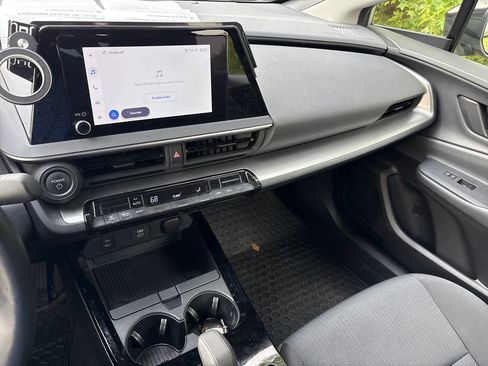 Used 2025 Toyota Prius LE FWD image 7