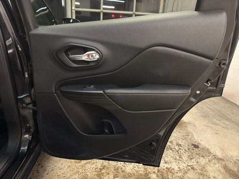 Used 2015 Jeep Cherokee Limited image 25