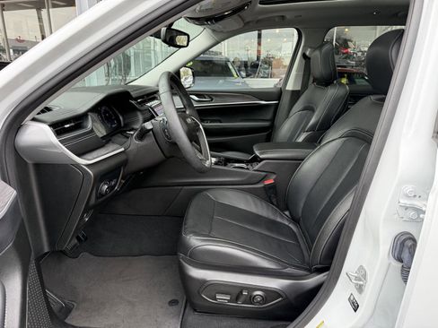 Used 2023 Jeep Grand Cherokee L Limited image 13