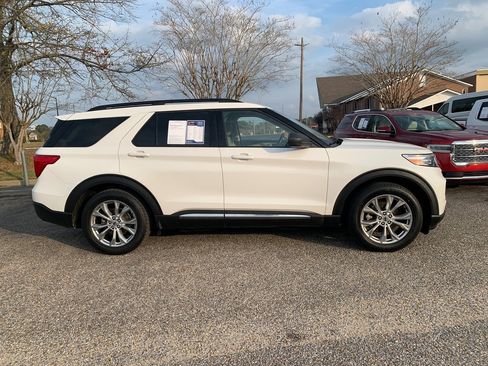 Used 2020 Ford Explorer XLT w/ Equipment Group 202A image 2