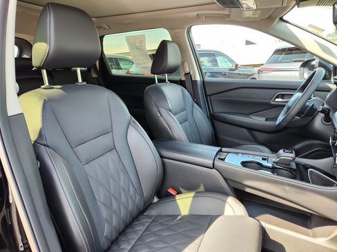 Used 2025 Nissan Rogue Platinum FWD image 16