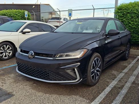 Used 2025 Volkswagen Jetta SE FWD image 3