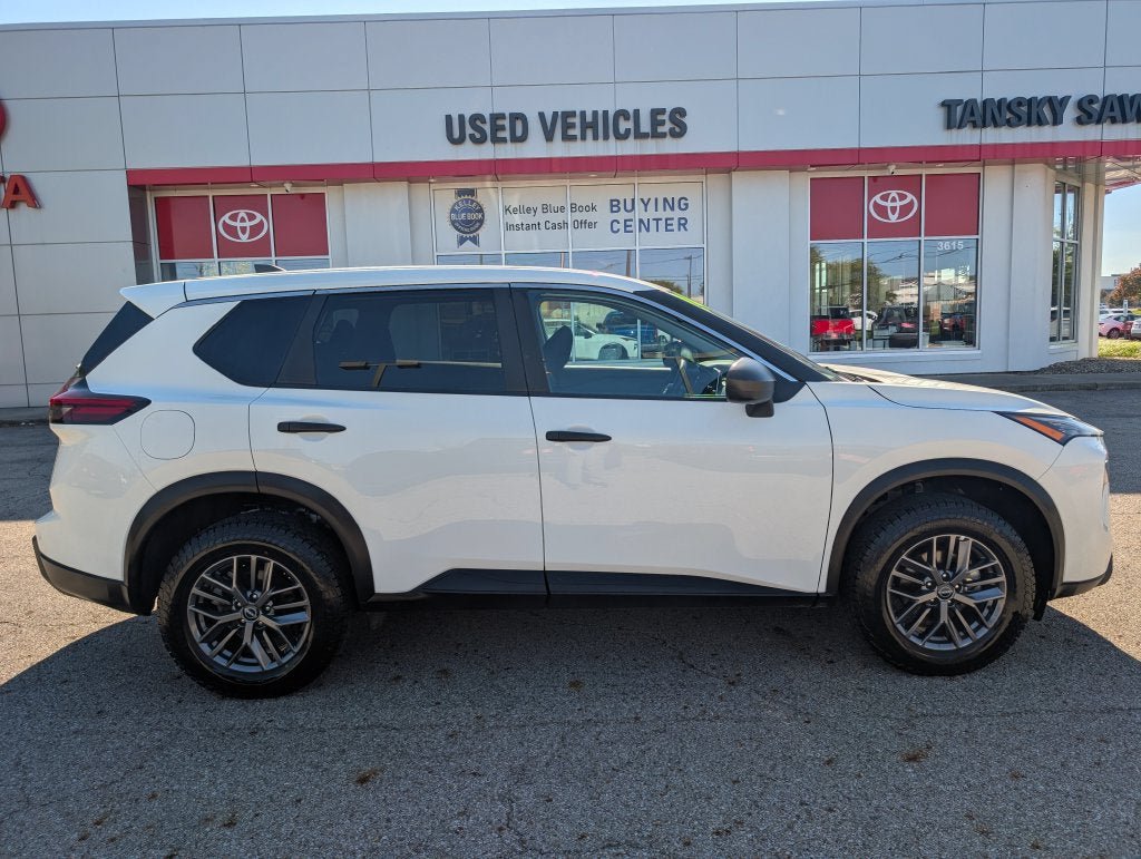 Used 2024 Nissan Rogue S AWD/4WD image 9