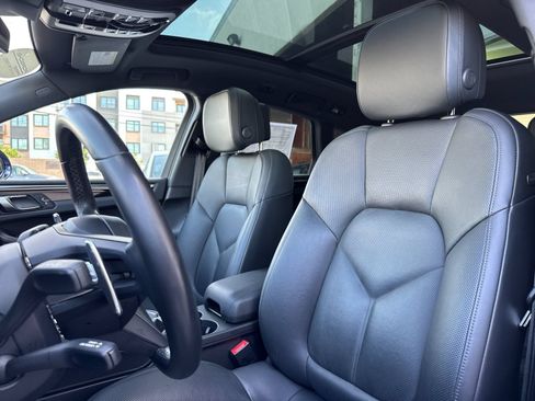 Certified 2022 Porsche Macan AWD/4WD image 5