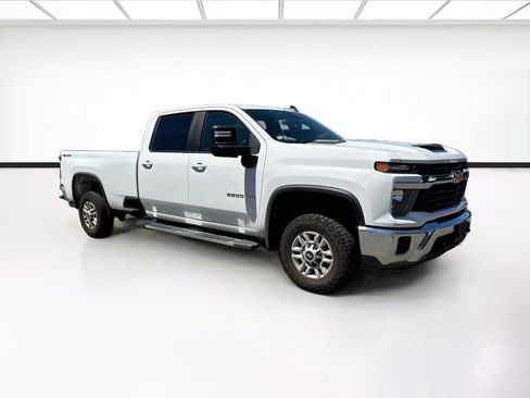 Used 2024 Chevrolet Silverado 2500 LT AWD/4WD image 3