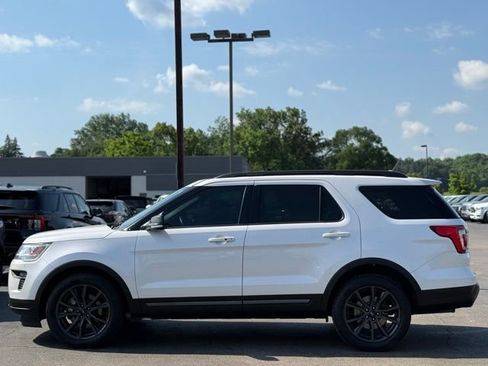 Used 2018 Ford Explorer XLT w/ XLT Appearance Package AWD/4WD image 45