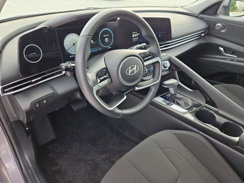 Used 2025 Hyundai Elantra SEL FWD image 13