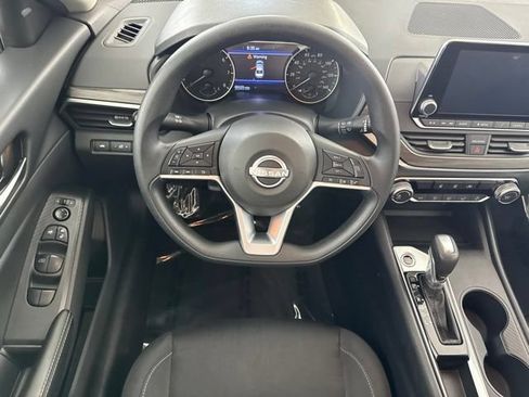 Used 2025 Nissan Altima 2.5 SV FWD image 29