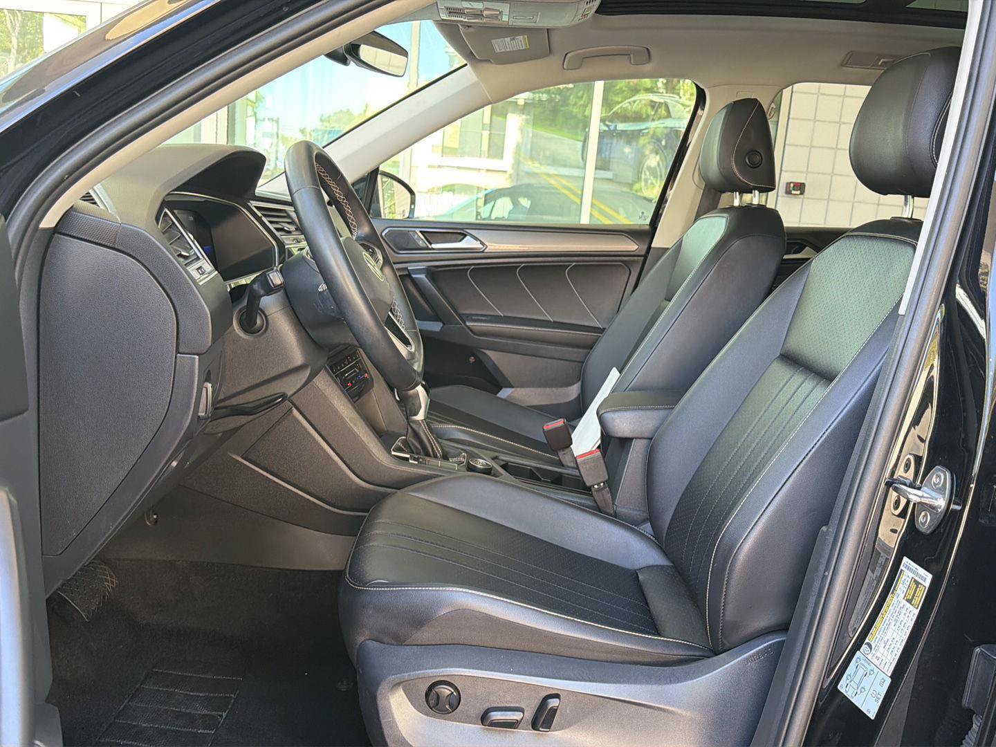 Certified 2022 Volkswagen Tiguan SE w/ Panoramic Sunroof Package AWD/4WD image 16