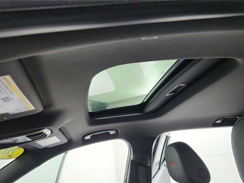 Used 2024 Chevrolet Trax RS w/ Sunroof Package FWD image 19