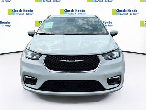 Used 2023 Chrysler Pacifica Touring-L FWD image 2
