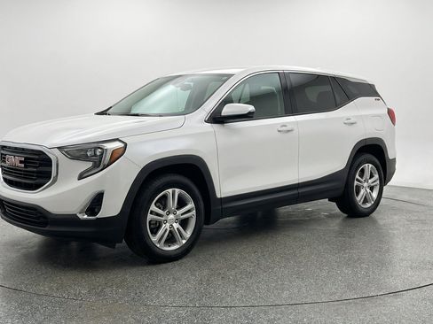 Used 2024 GMC Terrain SLE FWD image 3