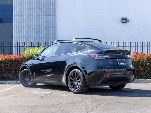 Used 2023 Tesla Model Y AWD image 16