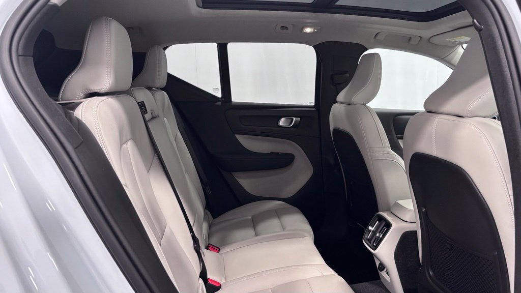 Certified 2026 Volvo XC40 B5 Plus AWD/4WD image 25