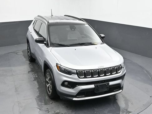 Used 2025 Jeep Compass Limited AWD/4WD image 16