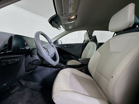 Used 2023 Kia Niro EX image 13