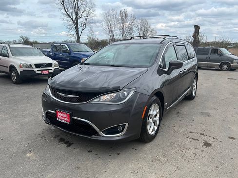Used 2017 Chrysler Pacifica Touring-L Plus FWD image 1