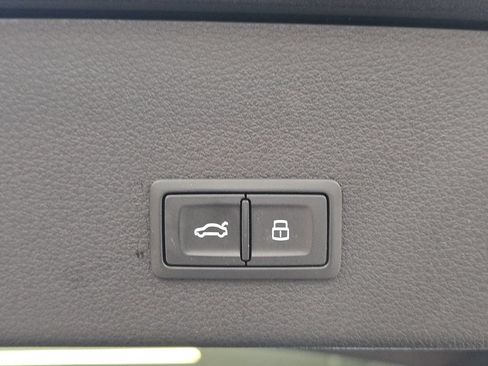 Used 2023 Audi e-tron Premium Plus w/ Premium Plus Package AWD/4WD image 16