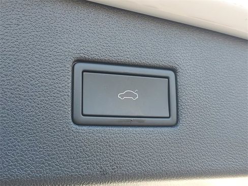 Certified 2024 Volkswagen Tiguan SE image 8