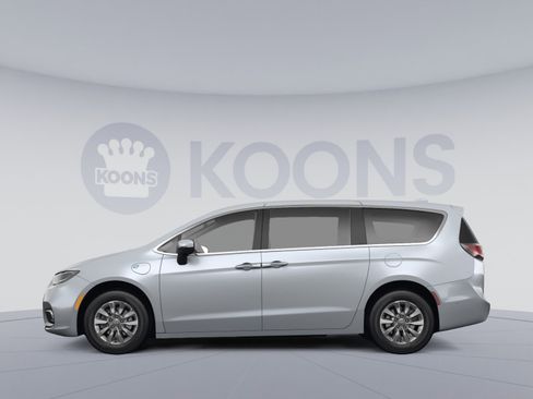 Used 2022 Chrysler Pacifica Touring-L FWD image 2