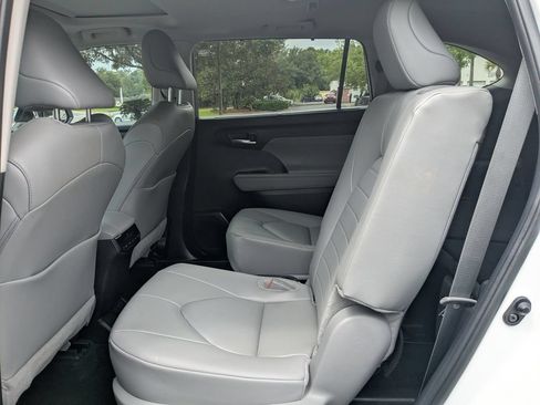 Used 2024 Toyota Highlander XLE FWD image 14