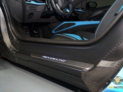 Used 2025 Lamborghini Revuelto image 13