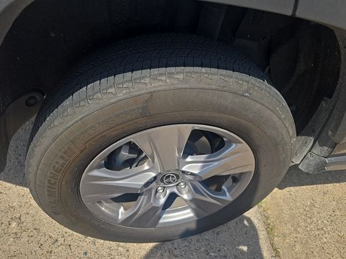 Used 2025 Toyota RAV4 XLE FWD image 4