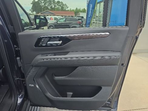 Used 2025 Chevrolet Suburban Premier AWD/4WD image 48