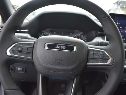 Used 2025 Jeep Compass Latitude image 14