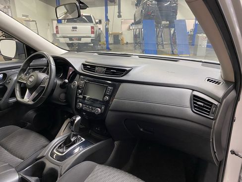 Used 2018 Nissan Rogue SV image 14