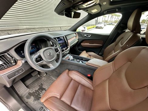 Used 2023 Volvo XC60 T8 Ultimate image 4