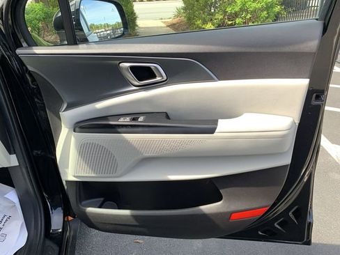 Used 2022 Kia Carnival LX image 13