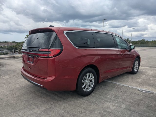 New 2027 Chrysler Pacifica Select FWD image 4