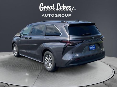 Used 2023 Toyota Sienna XLE w/ XLE Plus Package FWD image 3