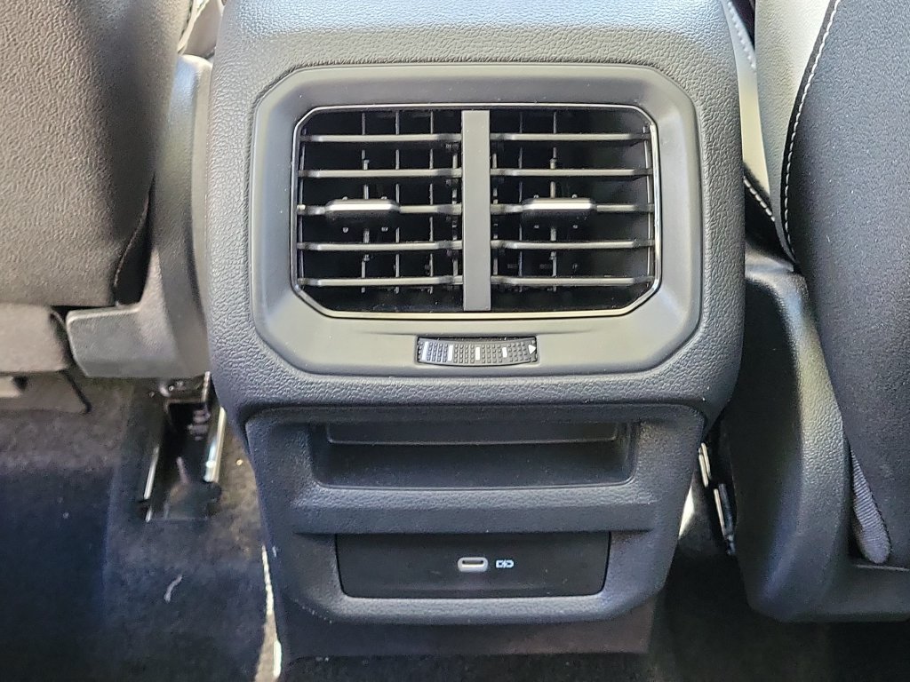 Used 2025 Volkswagen Taos SE w/ Panoramic Sunroof Package FWD image 12