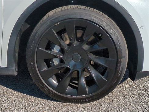 Used 2021 Tesla Model Y Long Range image 11