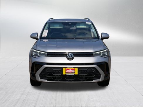 Used 2025 Volkswagen Taos SE w/ Panoramic Sunroof Package AWD/4WD image 2