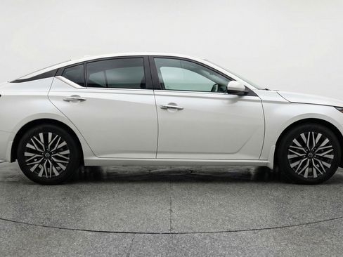 Used 2025 Nissan Altima 2.5 SV FWD image 11