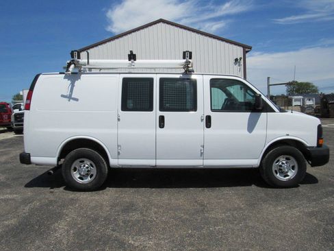 Used 2016 Chevrolet Express 2500 RWD image 2
