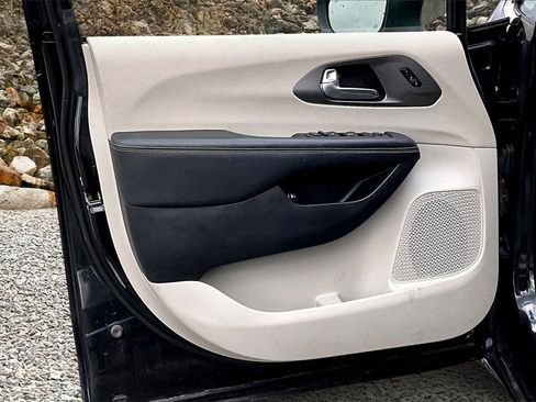 Used 2023 Chrysler Pacifica Touring-L image 21