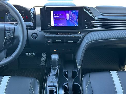 Used 2025 Toyota Camry SE w/ Convenience Package image 11