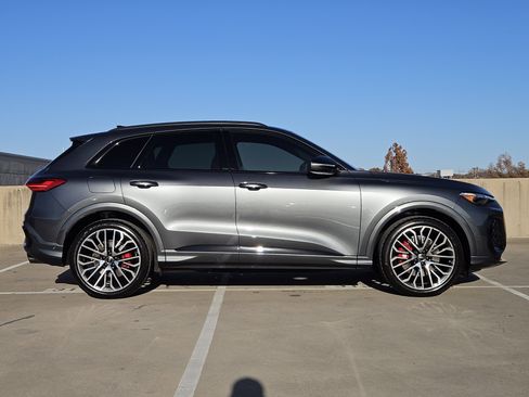 Used 2025 Audi SQ5 Prestige image 9