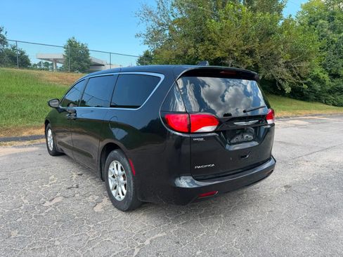 Used 2017 Chrysler Pacifica Touring FWD image 8