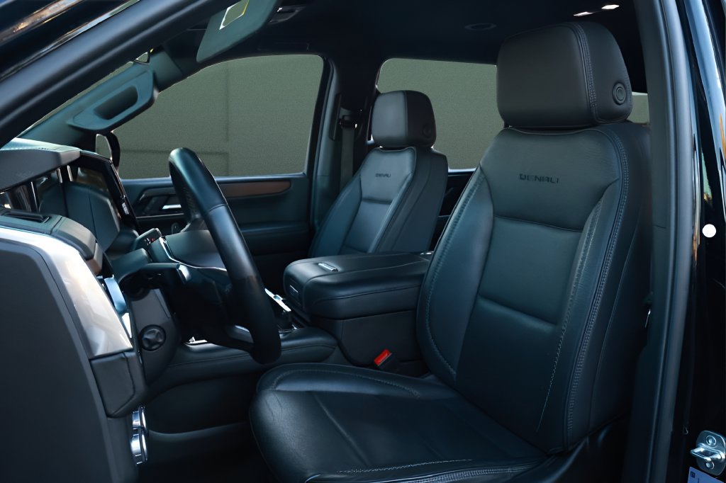Used 2025 GMC Yukon XL Denali AWD/4WD image 2