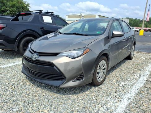 Used 2017 Toyota Corolla LE FWD image 2