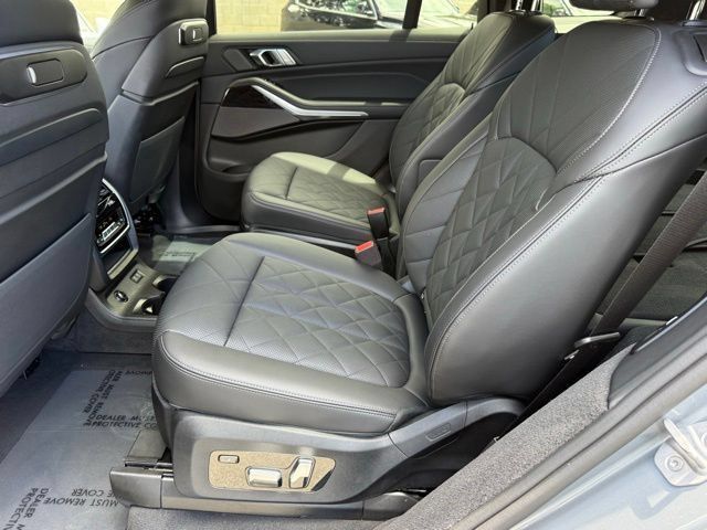 Used 2026 BMW X7 xDrive40i w/ M Sport Package AWD/4WD image 32