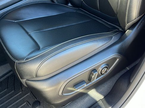 Used 2023 Jeep Grand Cherokee Limited w/ Luxury Tech Group II image 18