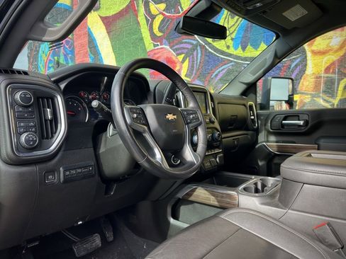 Used 2022 Chevrolet Silverado 2500 LT w/ Convenience Package image 2